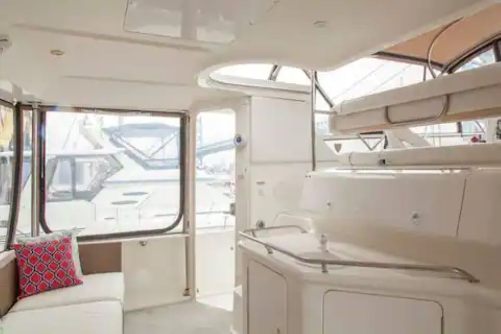 Stay Like A Boss: on a Heated Two Bedroom Yacht in Center City with Free Parking