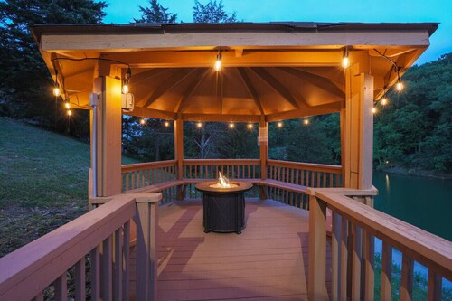 3 bed, 3 bath Lakeside Retreat