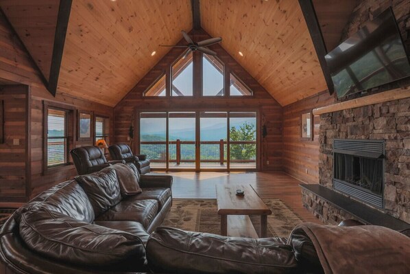 Televisión, chimenea y futbolito 