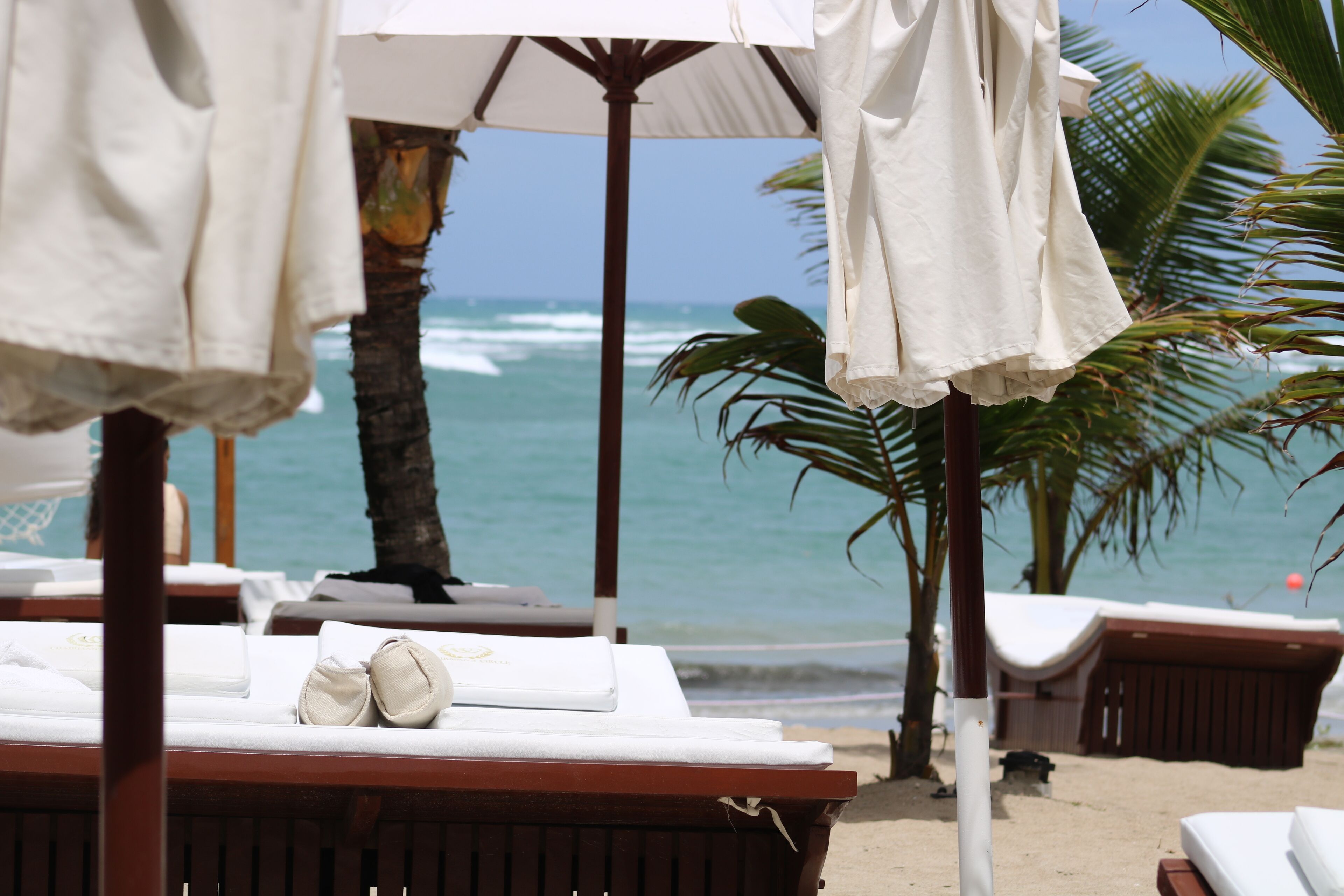 Ranta lähistöllä, aurinkotuoleja, rantapyyhkeitä