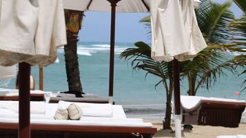 Nær stranden, solsenger og strandhåndklær