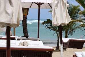 In Strandnähe, Liegestühle, Strandtücher