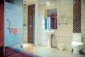 Deluxe Studio Suite | Bathroom | Shower, rainfall showerhead, free toiletries, hair dryer - Q Collection @ Macalister(formerly know as Apple Hotel Penang)  (George Town)