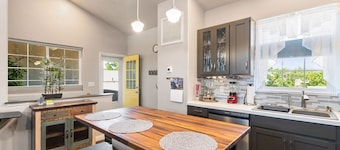 Best Downtown Getaway 4 blocks from main street food bars and shopping