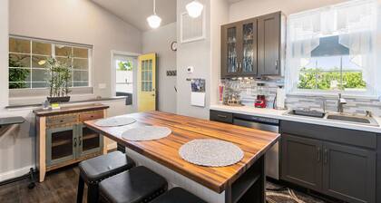 Best Downtown Getaway 4 blocks from main street food bars and shopping