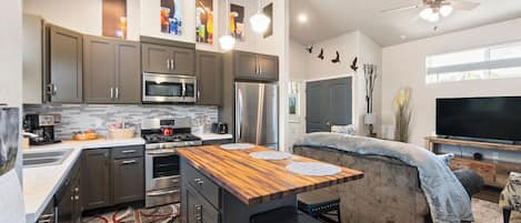 Private kitchen | Fridge, microwave, oven, stovetop