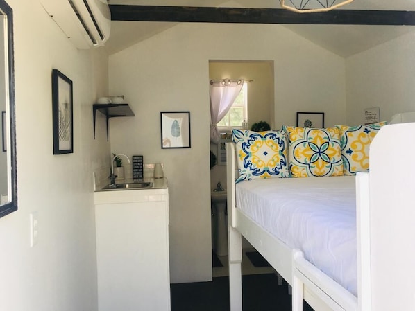 1 bedroom, WiFi - The YellowButterfly Tiny House (Nassau)