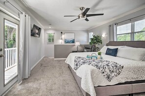 3 habitaciones, escritorio y tabla de planchar con plancha