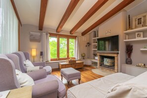 5 bedrooms, iron/ironing board, free WiFi, bed sheets