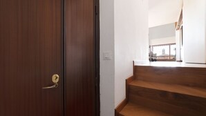 A wooden staircase leading to a balcony with a view of a building. - Spectacular attic with private terrace in central Rome - Wifi, Heating, A/C (Roma)
