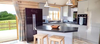 3 bedroom log cabin in Mid Wales with hot tub