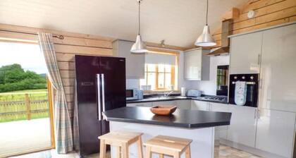 3 bedroom log cabin in Mid Wales with hot tub