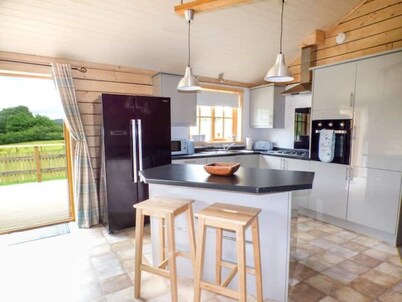 3 bedroom log cabin in Mid Wales with hot tub