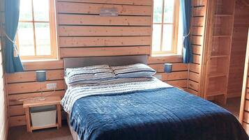 3 bedrooms, iron/ironing board, travel crib, free WiFi