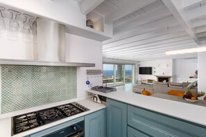 Fridge, microwave, oven, stovetop - Villa Kouneli - outstanding luxury in Koundouros (Koundouros)