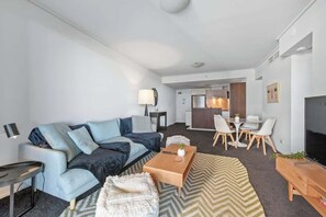 Télévision, livres, espaces bureaux