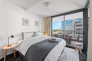 2 chambres, bureau, fer et planche à repasser, lit parapluie