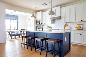 Fridge, microwave, oven, stovetop - Beautiful Arcadia home in the heart of Phoenix. Easy access to Sky Harbor  (Phoenix)