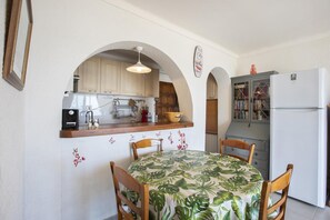 Fridge, microwave, oven, coffee/tea maker