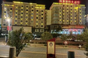 Un hotel de varios pisos con una entrada destacada y señalización.