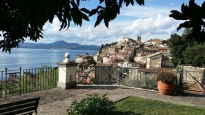Property grounds - The Villa of Augustus with a prestigious view of Lake Bracciano, 30 km from Rome (Anguillara Sabazia)