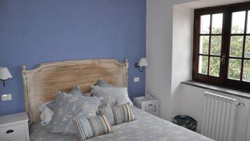 4 bedrooms, desk, iron/ironing board, travel crib