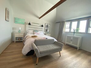 Desk, WiFi, bed sheets - Dreamy studio 30 seconds from the beach, includes kayak and bicycles! (Somerset Village)