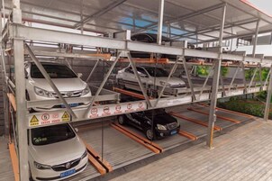 Una estructura de estacionamiento con varios niveles y varios coches estacionados en diferentes plantas.