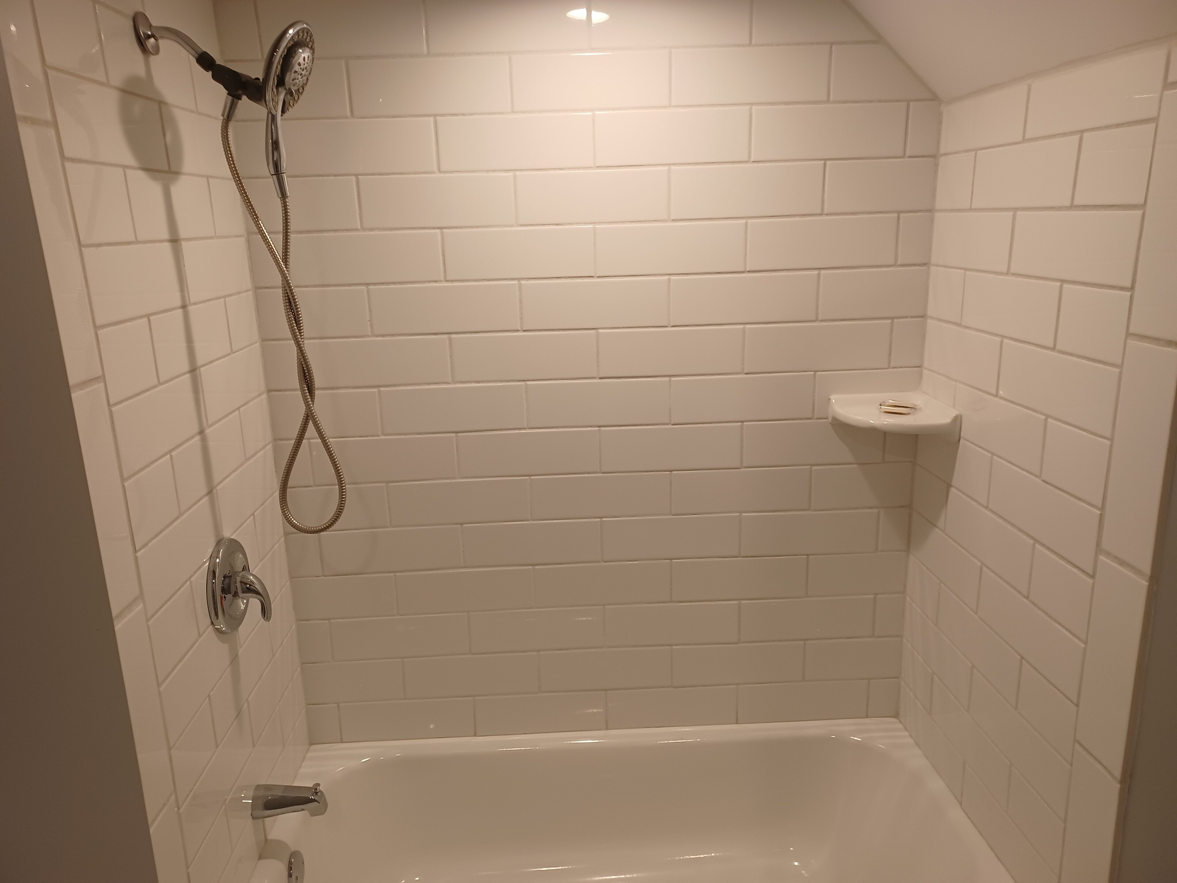 Ensemble douche/baignoire, sèche-cheveux, serviettes fournies, savon
