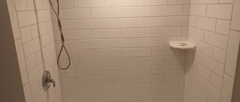 Ensemble douche/baignoire, sèche-cheveux, serviettes fournies, savon