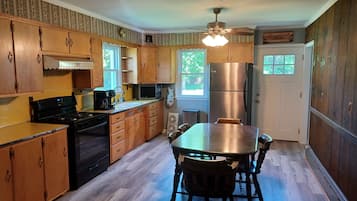 Kylskåp, mikrovågsugn, ugn och spishäll