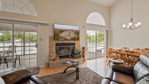 Televisión, chimenea, reproductor de DVD y estéreo 