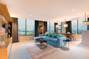 Presidential Suite | 起居区 | 41-英寸液晶电视（配备有线频道）、电视、壁炉