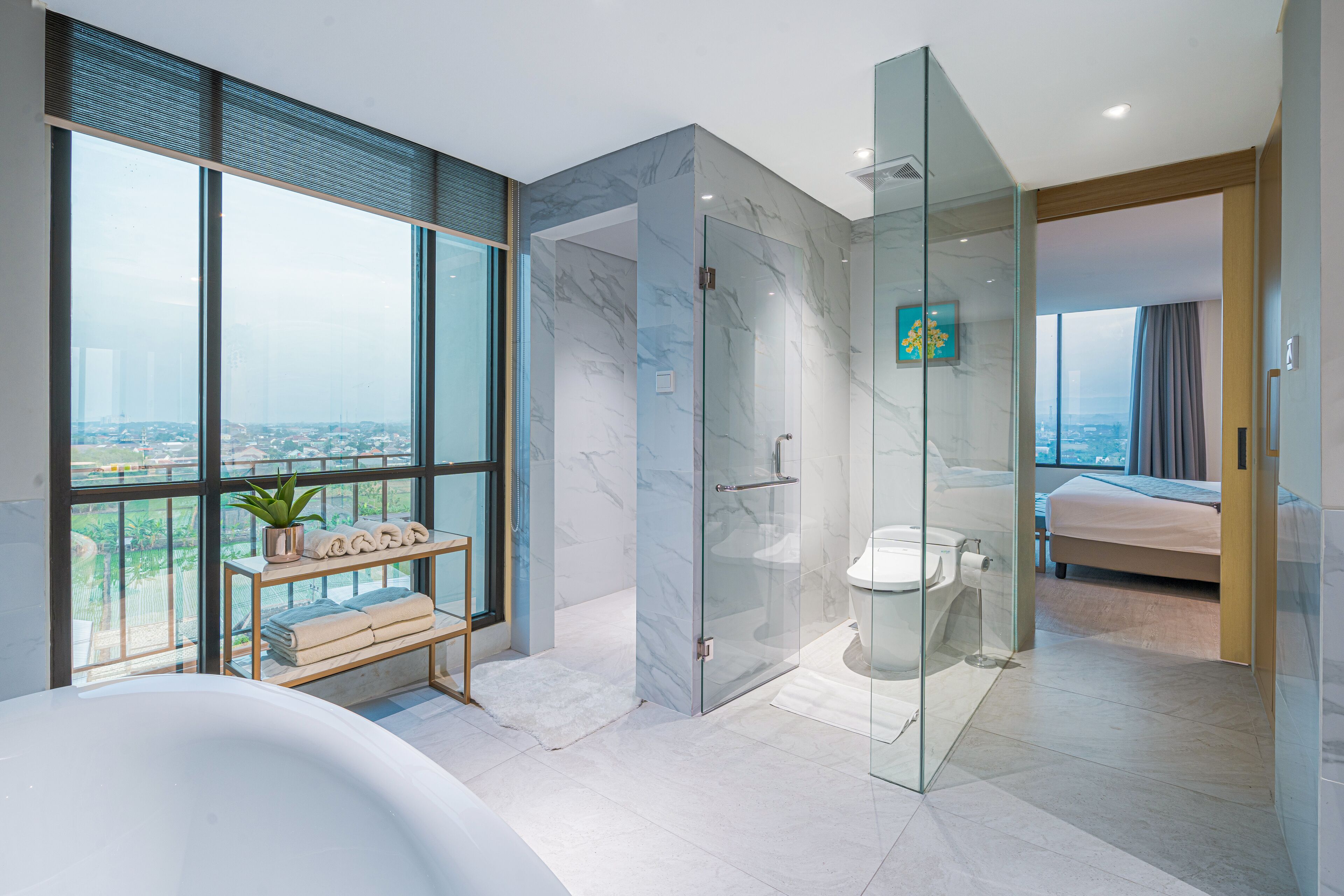 Presidential Suite | 浴室 | 大花洒淋浴喷头、吹风机、拖鞋、毛巾