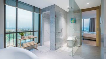 Presidential Suite | Badkamer | Een regendouche, een haardroger, pantoffels, handdoeken