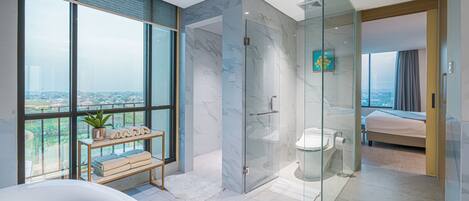 Presidential Suite | Baño | Cabezal de ducha tipo lluvia, secador de pelo, zapatillas y toallas