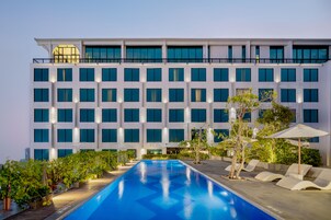 Una piscina al aire libre