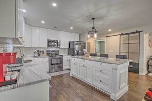 Fridge, microwave, stovetop, dishwasher - Ideal ATL Stay < 3 Mi to Mercedes-Benz Stadium! (Atlanta)
