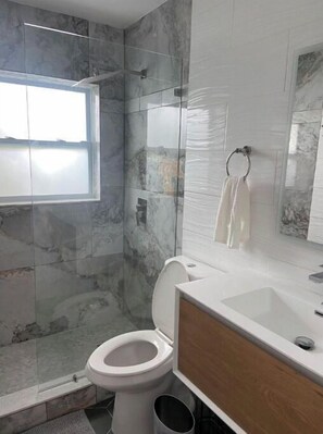 Shower, rainfall showerhead - Hidden Lagooon at the Breezes - 5 Min away from Wilton Drive! (Wilton Manors)