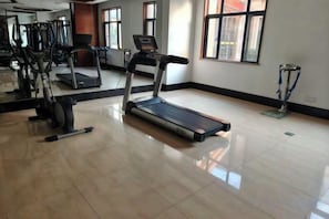 A gym with a treadmill, stationary bikes, and exercise equipment. - Yao Lake Pearl Hotel (Nanchang County)