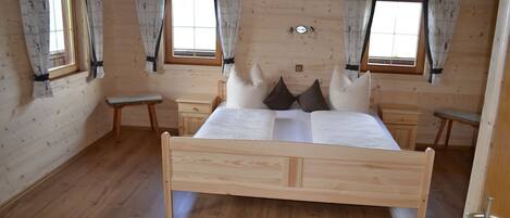 5 bedrooms, free WiFi, bed sheets