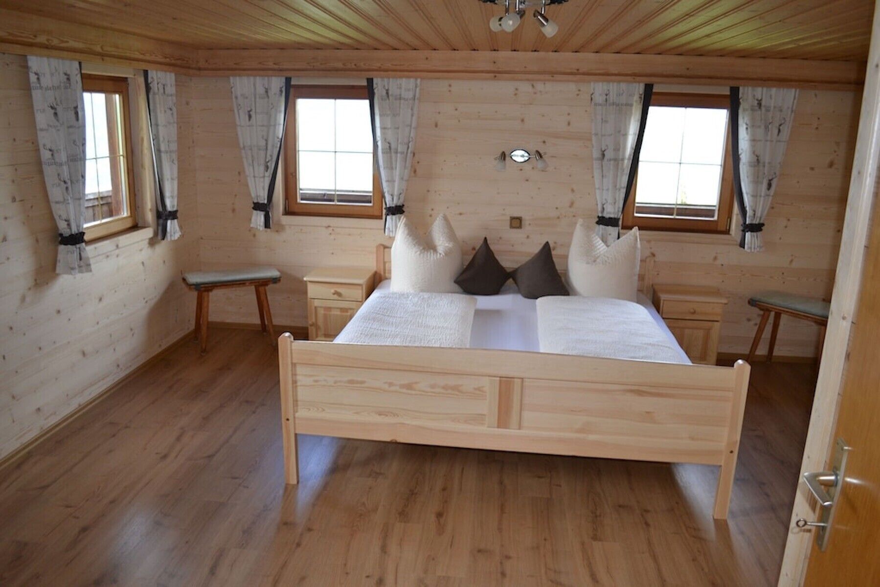 5 Schlafzimmer, kostenloses WLAN, Bettwäsche
