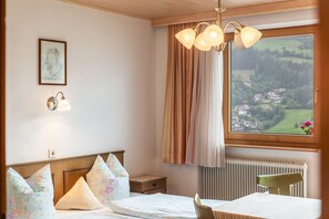 4 bedrooms, free WiFi, bed sheets - Apartment 'Dornauer Sommer' with Mountain View, Balcony & Wi-Fi (Hippach)