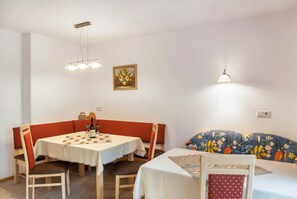 Dining - Apartment 'Dornauer Sommer' with Mountain View, Balcony & Wi-Fi (Hippach)