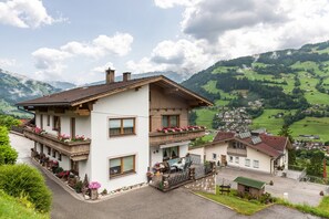 Exterior - Apartment 'Dornauer Sommer' with Mountain View, Balcony & Wi-Fi (Hippach)