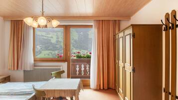 4 bedrooms, free WiFi, bed sheets