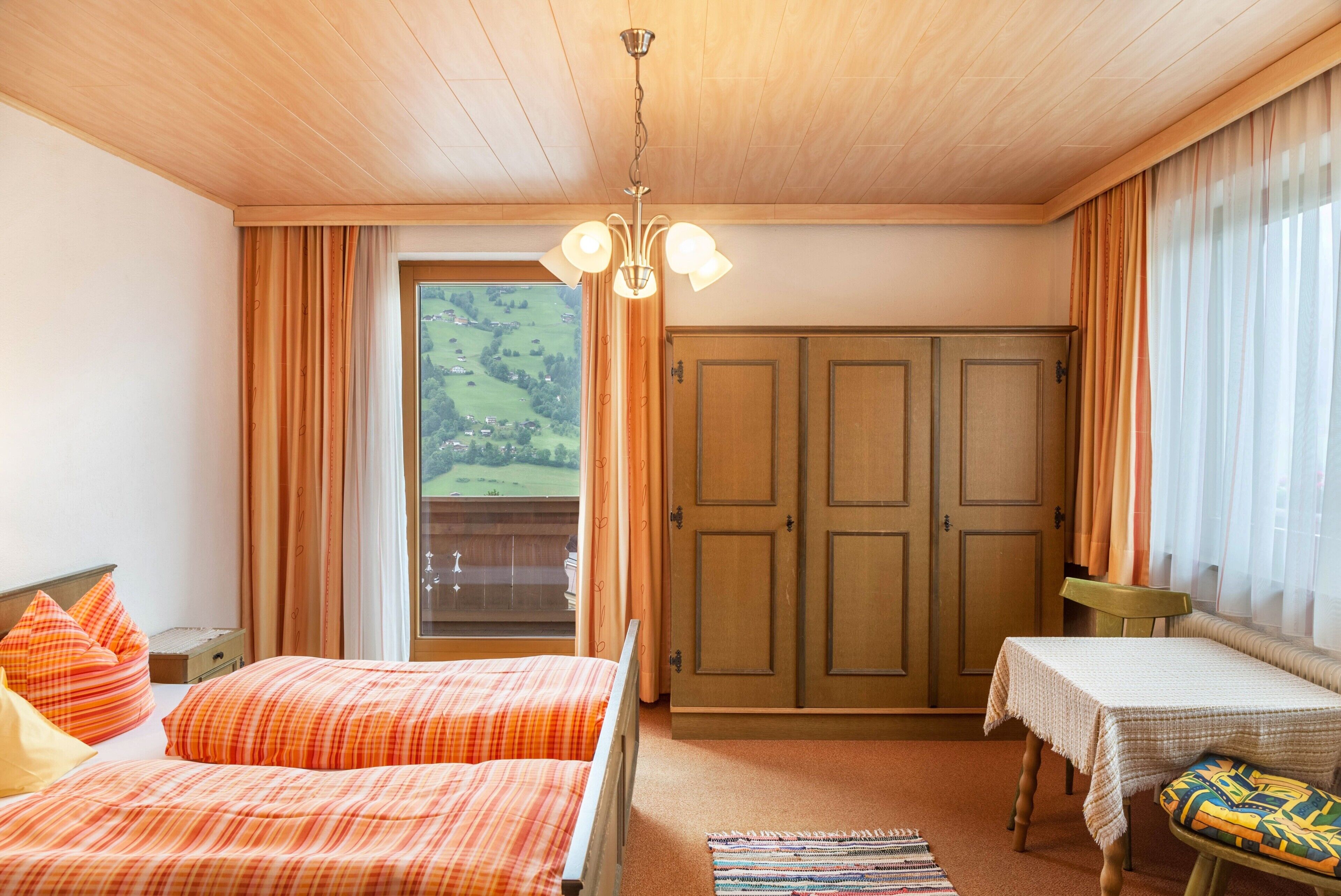 4 quartos, Wi-Fi de cortesia, roupa de cama