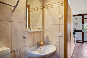 Suihku, ilmaiset hygieniatuotteet, hiustenkuivaaja, pyyhkeet