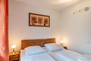 1 bedroom, desk, free WiFi, bed sheets