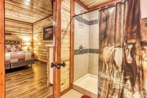 6 bedrooms, iron/ironing board, WiFi